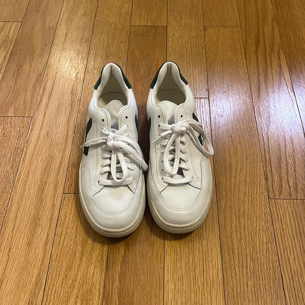 White and dark green Vejas